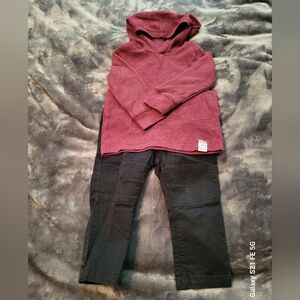 🩷 3/$15 Boys (18M) Cozy Maroon Hoodie and Black Pants Set, like new condition